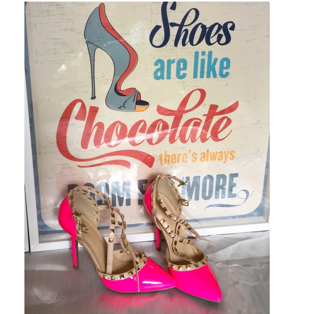 Trendy neon pink pumps in size 8